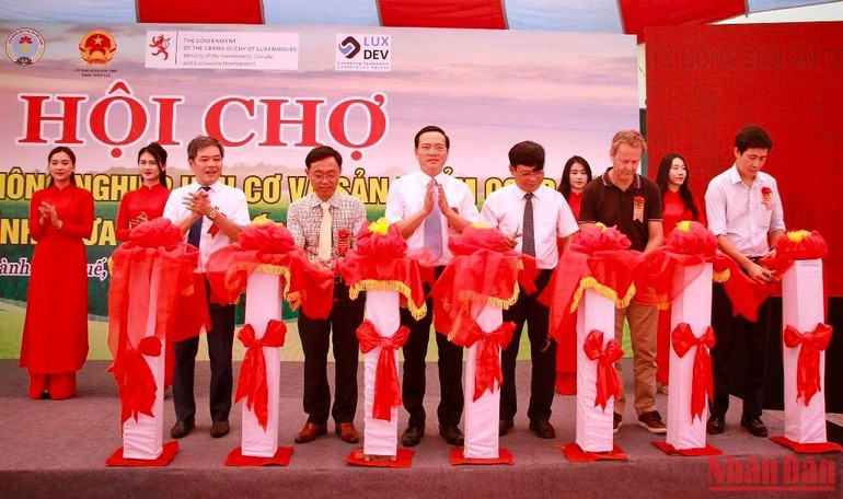 Cắt băng khai mạc Hội chợ các sản phẩm hữu cơ và sản phẩm OCOP tỉnh Thừa Thiên Huế.