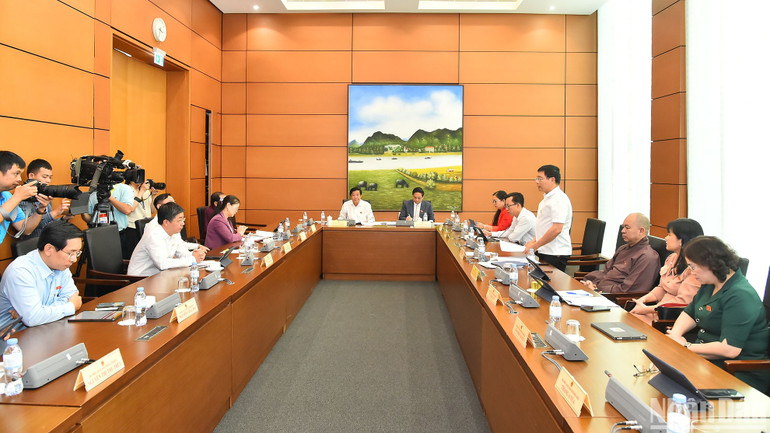 Quang cảnh thảo luận tại Tổ 8. (Ảnh: THỦY NGUYÊN)