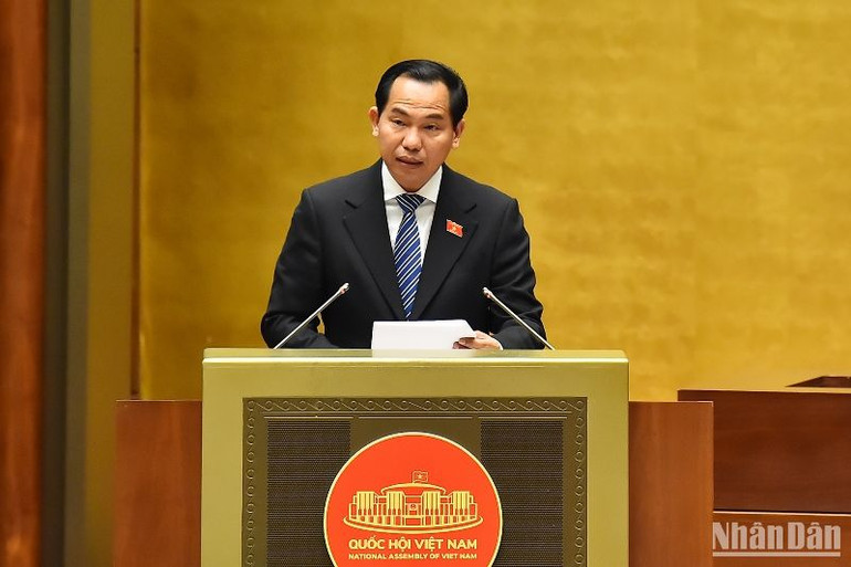 Chủ nhiệm Ủy ban Tài chính, Ngân sách của Quốc hội Lê Quang Mạnh trình bày Báo cáo thẩm tra về việc tiếp tục thực hiện chính sách giảm thuế giá trị gia tăng 2% theo Nghị quyết số 43/2022/QH15 ngày 11/1/2022. (Ảnh: THỦY NGUYÊN) Chủ nhiệm Ủy ban Tài chính, Ngân sách của Quốc hội Lê Quang Mạnh trình bày Báo cáo thẩm tra về việc tiếp tục thực hiện chính sách giảm thuế giá trị gia tăng 2% theo Nghị quyết số 43/2022/QH15 ngày 11/1/2022. (Ảnh: THỦY NGUYÊN)