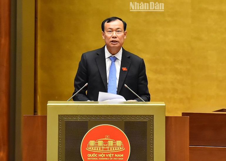 Ủy viên Ủy ban Thường vụ Quốc hội, Chủ nhiệm Ủy ban Quốc phòng và An ninh của Quốc hội Lê Tấn Tới trình bày Báo cáo giải trình, tiếp thu, chỉnh lý dự thảo Luật Phòng thủ dân sự. (Ảnh: THỦY NGUYÊN)