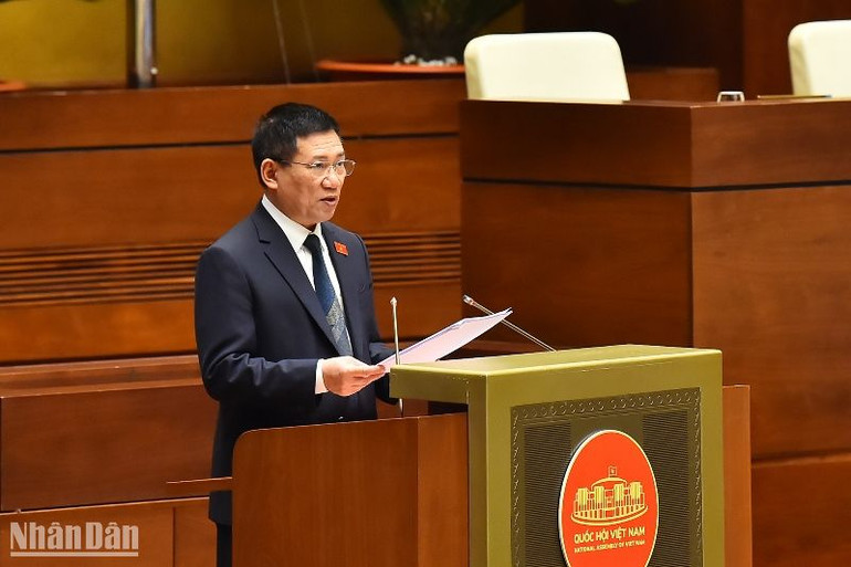 Bộ trưởng Tài chính Hồ Đức Phớc trình bày Tờ trình về tiếp tục thực hiện chính sách giảm thuế GTGT 2% theo Nghị quyết số 43/2022/QH15 của Quốc hội. (Ảnh: THỦY NGUYÊN) Bộ trưởng Tài chính Hồ Đức Phớc trình bày Tờ trình về tiếp tục thực hiện chính sách giảm thuế GTGT 2% theo Nghị quyết số 43/2022/QH15 của Quốc hội. (Ảnh: THỦY NGUYÊN)