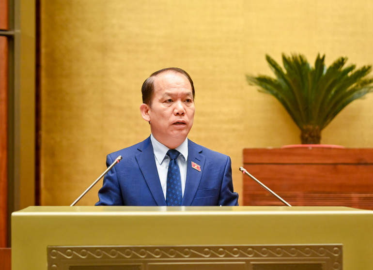 Ủy viên Ủy ban Thường vụ Quốc hội Hoàng Thanh Tùng trình bày báo cáo. (Ảnh: DUY LINH)