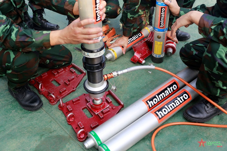 Các thiết bị cứu hộ của Đội cứu sập ASEAN, Tiểu đoàn 93, Binh chủng Công Binh đều là phương tiện đặc chủng đã chứng minh được hiệu quả tại các hoạt động diễn tập và hội thao trong và ngoài nước. Các thiết bị cứu hộ của Đội cứu sập ASEAN, Tiểu đoàn 93, Binh chủng Công Binh đều là phương tiện đặc chủng đã chứng minh được hiệu quả tại các hoạt động diễn tập và hội thao trong và ngoài nước.