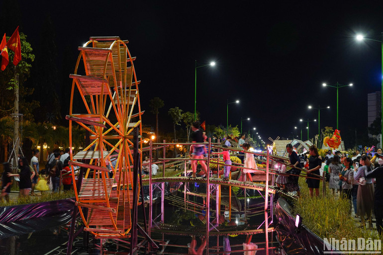 Đường hoa Xuân Quý Mão 2023 tại thành phố Phan Thiết thu hút rất đông người dân tới thưởng lãm, chụp ảnh. Đường hoa Xuân Quý Mão 2023 tại thành phố Phan Thiết thu hút rất đông người dân tới thưởng lãm, chụp ảnh.