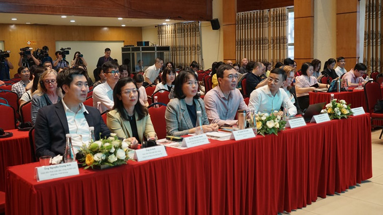 Các đại biểu tham dự tọa đàm. (Ảnh: TRUNG HƯNG)