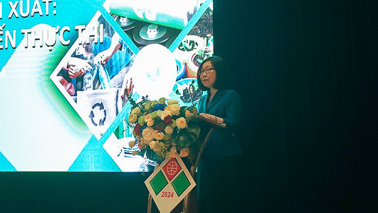 Bà Đoàn Thị Tuyết Nhung, Phó Tổng Giám đốc TTXVN phát biểu. (Ảnh: TRUNG HƯNG)