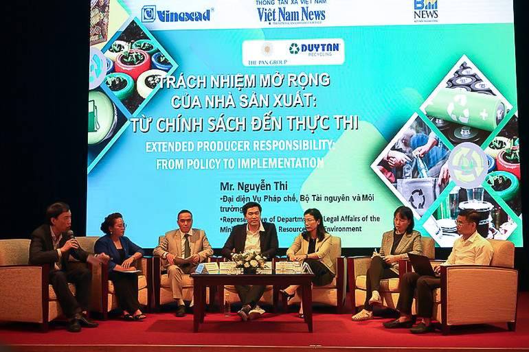 Các diễn giả trao đổi tại tọa đàm. (Ảnh: TRUNG HƯNG)