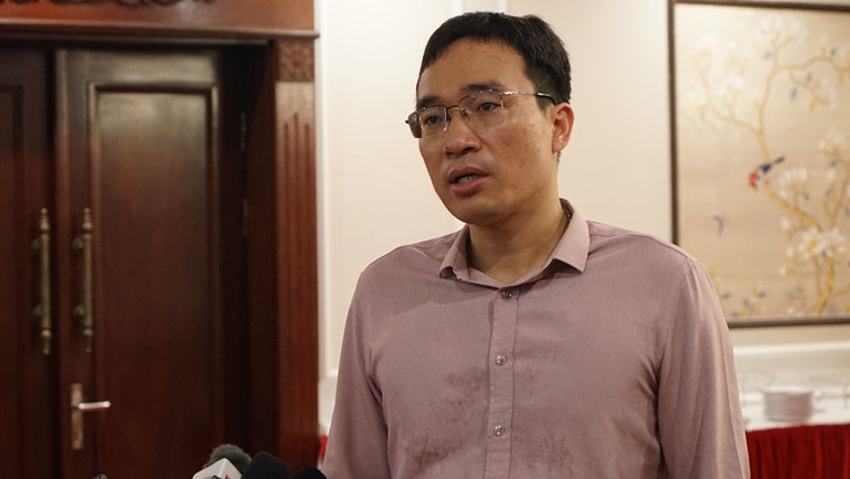 Ông Hoàng Thành Vĩnh, cán bộ chương trình phụ trách chất thải và kinh tế tuần hoàn, UNDP Việt Nam chia sẻ với báo chí bên lề sự kiện. (Ảnh: TRUNG HƯNG)