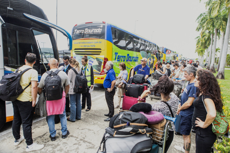 Hành khách trên chuyến bay UX045 của Air Europa chờ lên xe buýt để đến sân bay khác sau khi chuyến bay từ Madrid đến Montevideo buộc phải chuyển hướng do gặp nhiễu động không khí mạnh. (Ảnh: Reuters) Hành khách trên chuyến bay UX045 của Air Europa chờ lên xe buýt để đến sân bay khác sau khi chuyến bay từ Madrid đến Montevideo buộc phải chuyển hướng do gặp nhiễu động không khí mạnh. (Ảnh: Reuters)