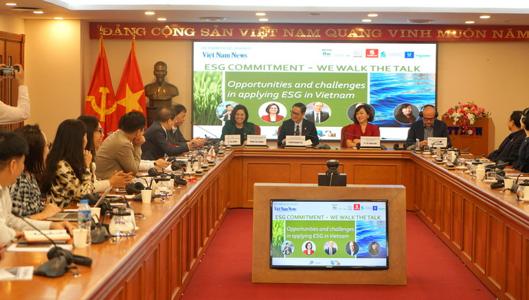 Các chuyên gia, diễn giả tại tọa đàm. (Ảnh: TRUNG HƯNG)