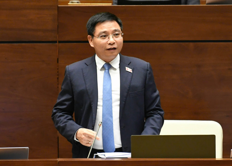 Bộ trưởng Tài chính Nguyễn Văn Thắng phát biểu giải trình làm rõ các vấn đề đại biểu Quốc hội nêu tại phiên họp. (Ảnh: DUY LINH)