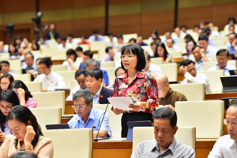 Đại biểu Nguyễn Thị Việt Nga - Đoàn đại biểu Quốc hội tỉnh Hải Dương. (Ảnh: THỦY NGUYÊN)