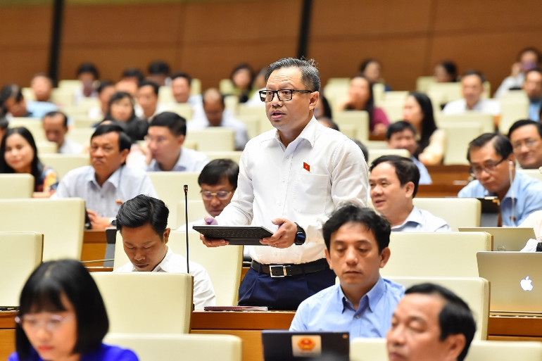 Đại biểu Nguyễn Trúc Anh - Đoàn đại biểu Quốc hội TP Hà Nội phát biểu tranh luận. (Ảnh: THỦY NGUYÊN)