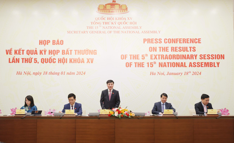 Tổng Thư ký Quốc hội-Chủ nhiệm Văn phòng Quốc hội Bùi Văn Cường phát biểu tại họp báo. (Ảnh: DUY LINH)