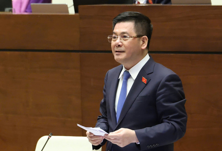 Bộ trưởng Công thương Nguyễn Hồng Diên phát biểu giải trình, làm rõ ý kiến các đại biểu nêu tại phiên họp. (Ảnh: DUY LINH)