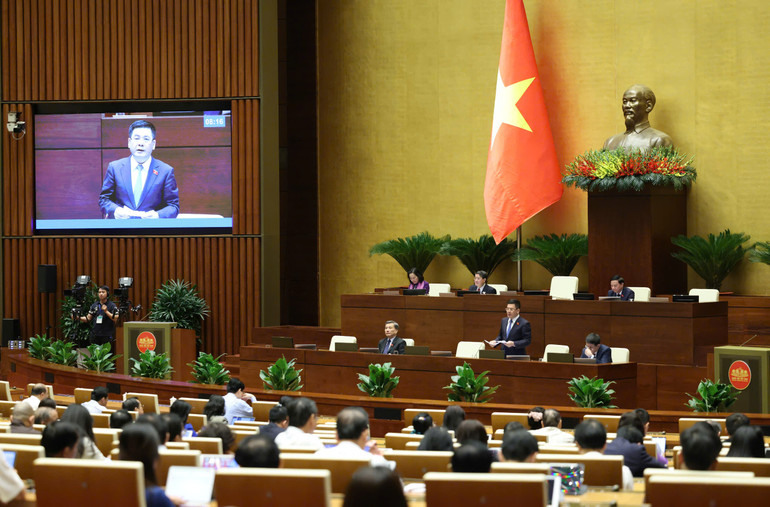 Bộ trưởng Công thương Nguyễn Hồng Diên phát biểu tại phiên họp. (Ảnh: DUY LINH)