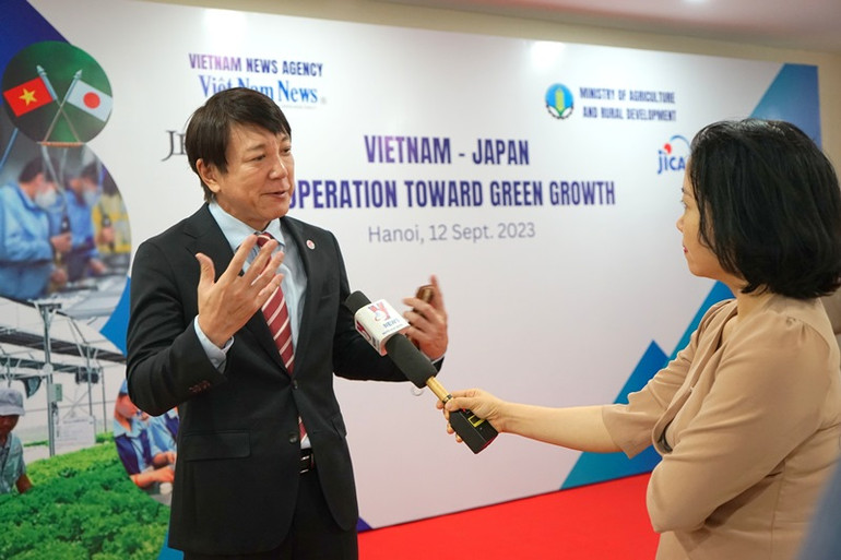 Ông Nakajima Takeo, Trưởng Đại diện Văn phòng JETRO tại Việt Nam chia sẻ với báo giới bên lề hội thảo. (Ảnh: TRUNG HƯNG)