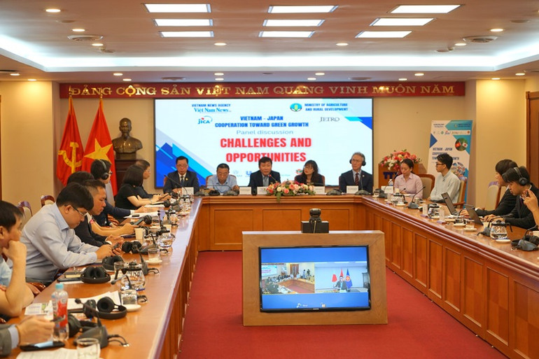 Các chuyên gia, đại diện các bộ, ngành địa phương và doanh nghiệp Việt Nam và Nhật Bản chia sẻ quan điểm về tăng trưởng xanh, cơ hội và thách thức trong việc thực hiện chiến lược tăng trưởng xanh tại hội thảo. (Ảnh: TRUNG HƯNG)