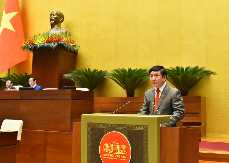 Tổng Thư ký Quốc hội, Chủ nhiệm Văn phòng Quốc hội Bùi Văn Cường trình bày Tờ trình về việc điều chỉnh chương trình Kỳ họp thứ 6, Quốc hội khóa XV. (Ảnh: THỦY NGUYÊN)