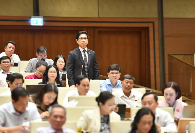 Đại biểu Vũ Tiến Lộc - Đoàn đại biểu Quốc hội thành phố Hà Nội tranh luận. (Ảnh: ĐĂNG KHOA)