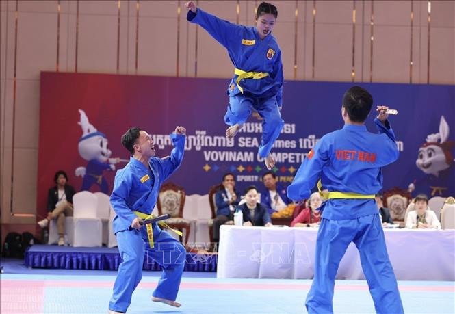 Các vận động viên Việt Nam thi đấu chung kết nội dung Đa luyện vũ khí nữ môn Vovinam tại SEA Games 32. (Ảnh: TTXVN)