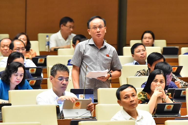 Đại biểu Vũ Xuân Hùng - Đoàn đại biểu Quốc hội tỉnh Thanh Hóa phát biểu tranh luận. (Ảnh: THỦY NGUYÊN)