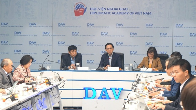 Thứ trưởng Ngoại giao Đỗ Hùng Việt phát biểu tại hội thảo. (Ảnh: TRUNG HƯNG)