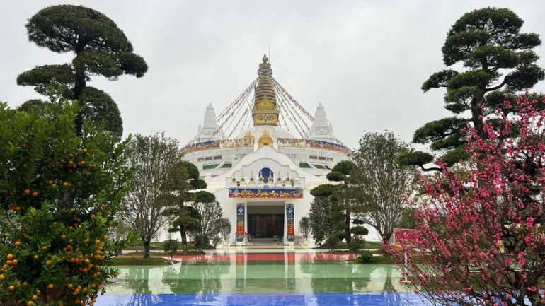 Sắc xuân tại Đại bảo tháp Mandala Tây Thiên.