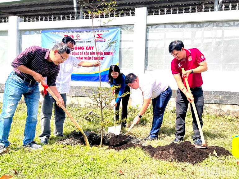 Huyện đoàn Nhà Bè và đại diện thanh niên ngành điện Thành phố Hồ Chí Minh trồng cây xanh bảo vệ môi trường.