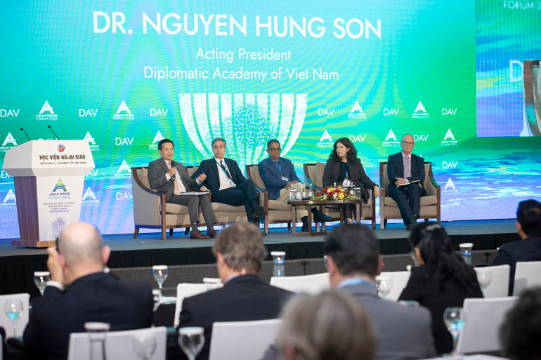 Các chuyên gia, diễn giả trao đổi tại Phiên toàn thể thứ 5 trong khuôn khổ Diễn đàn Tương lai ASEAN 2025. (Ảnh: SƠN TÙNG)