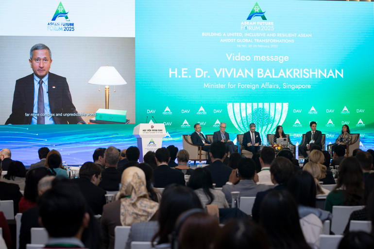 Thông điệp từ Bộ trưởng Ngoại giao Singapore Vivian Balakrishnan phát tại diễn đàn. (Ảnh: SƠN TÙNG)