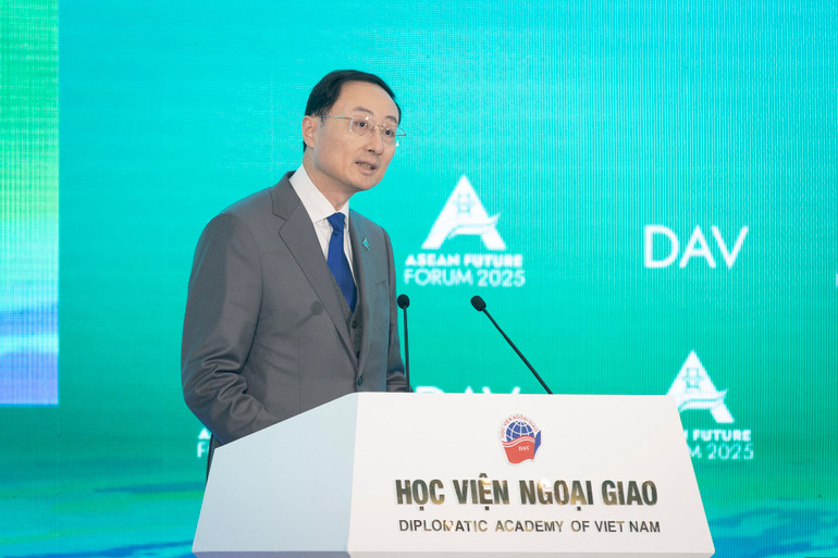 Thứ trưởng Ngoại giao, Trưởng SOM ASEAN Trung Quốc Tôn Vệ Đông phát biểu. (Ảnh: SƠN TÙNG)