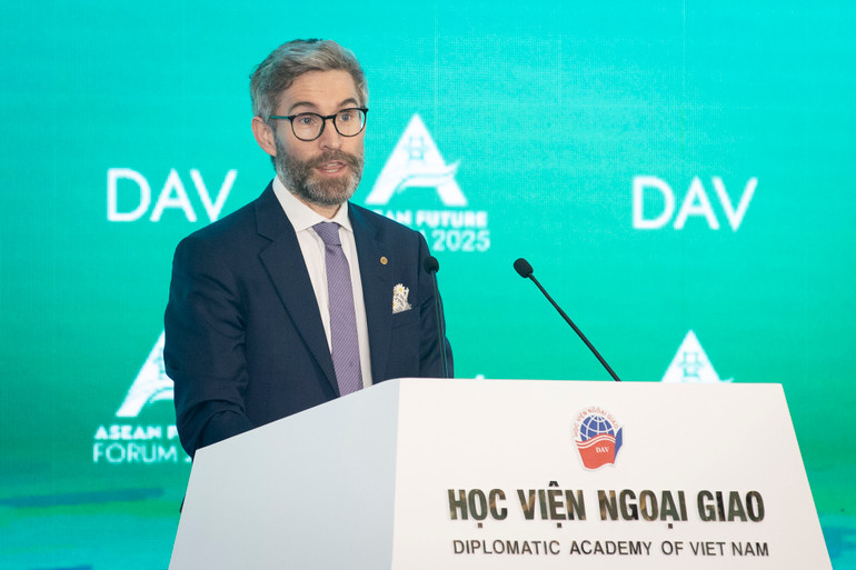 GS Matthias C. Kettemann, Đại học Innsbruck (Áo) phát biểu. (Ảnh: SƠN TÙNG)