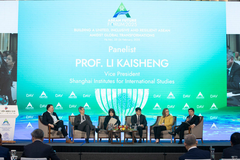 Các chuyên gia, diễn giả thảo luận tại Phiên toàn thể thứ ba trong khuôn khổ Diễn đàn Tương lai ASEAN 2025. (Ảnh: SƠN TÙNG)