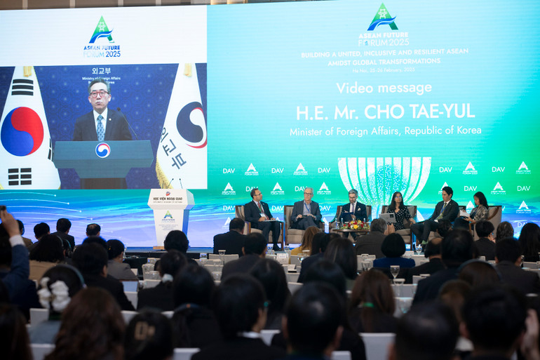 Thông điệp ghi hình của Bộ trưởng Ngoại giao Hàn Quốc Cho Tae Yul tại diễn đàn. (Ảnh: SƠN TÙNG)