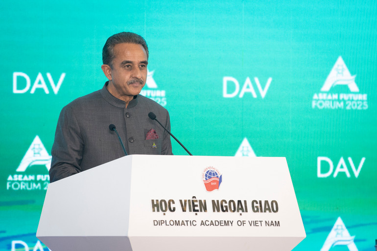 Quốc vụ khanh Ấn Độ về Môi trường, lâm nghiệp, biến đổi khí hậu và đối ngoại Kirti Vardhan Singh phát biểu. (Ảnh: SƠN TÙNG)