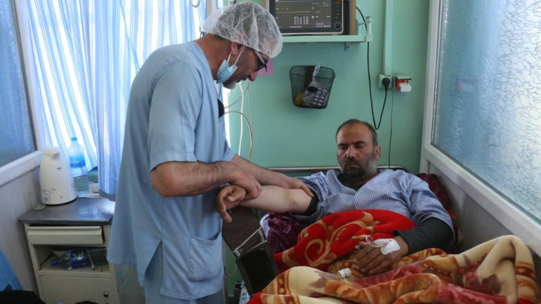 Bác sĩ khám cho bệnh nhân tại Bệnh viện Wazir Mohammad Akbar Khan ở Kabul, thủ đô Afghanistan, ngày 7/4/2025. (Ảnh: Xinhua) Bác sĩ khám cho bệnh nhân tại Bệnh viện Wazir Mohammad Akbar Khan ở Kabul, thủ đô Afghanistan, ngày 7/4/2025. (Ảnh: Xinhua)