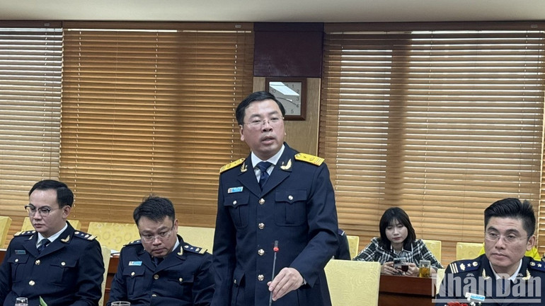 Phó Tổng cục trưởng Tổng cục Hải quan Trần Đức Hùng thông tin tại hội nghị. (Ảnh: TRUNG HƯNG)