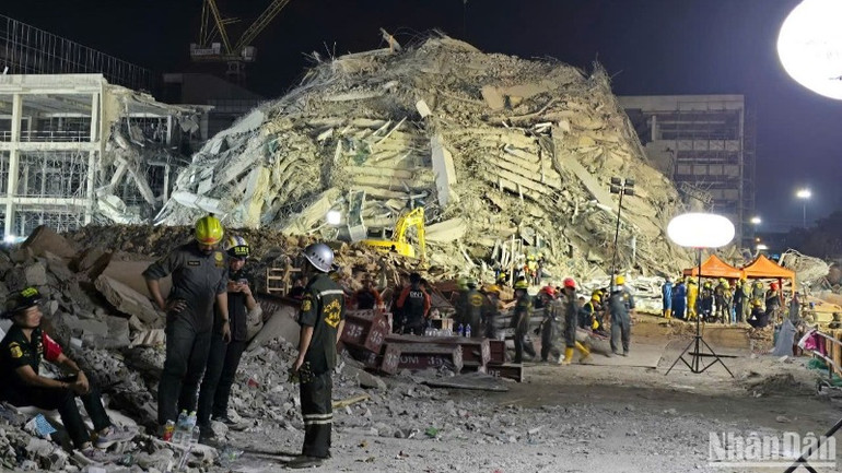 Hiện trường công tác cứu hộ, cứu nạn tòa nhà 30 tầng bị đổ sập tại Bangkok sáng 29/3. (Ảnh: XUÂN SƠN) Hiện trường công tác cứu hộ, cứu nạn tòa nhà 30 tầng bị đổ sập tại Bangkok sáng 29/3. (Ảnh: XUÂN SƠN)