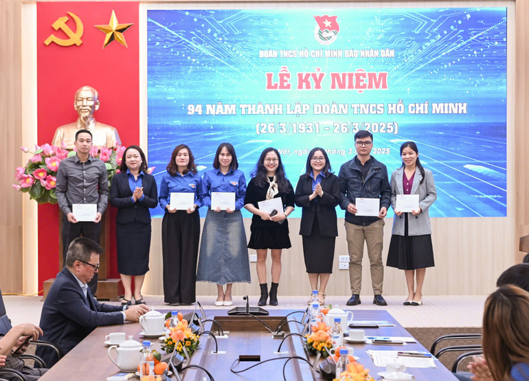 Đồng chí Trần Thị Ngọc Quỳnh và đồng chí Lê Khánh Bình trao quà và quyết định trưởng thành Đoàn cho các đoàn viên, thanh niên Báo Nhân Dân. (Ảnh: BÙI GIANG)