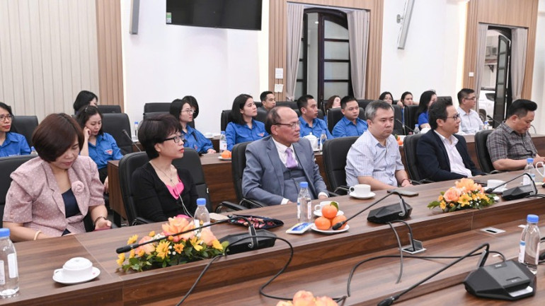 Các đại biểu tham dự lễ kỷ niệm. (Ảnh: BÙI GIANG)