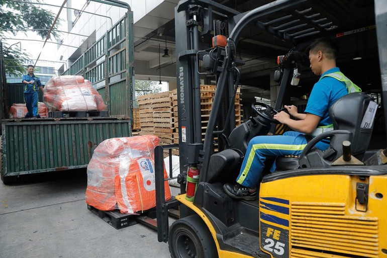 Các kiện hàng sau khi bàn giao được xếp lên xe ô-tô để chở tới người dân ở tỉnh Yên Bái trong thời gian sớm nhất.