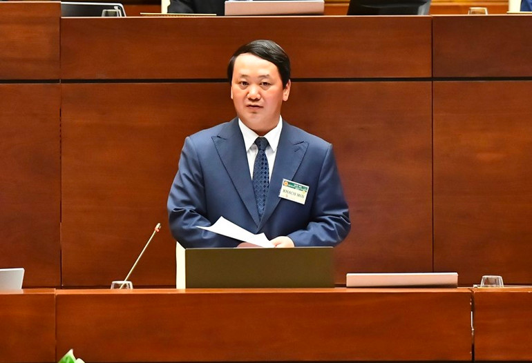 Bộ trưởng, Chủ nhiệm Ủy ban Dân tộc Hầu A Lềnh trả lời chất vấn của các đại biểu Quốc hội. (Ảnh: ĐĂNG KHOA)