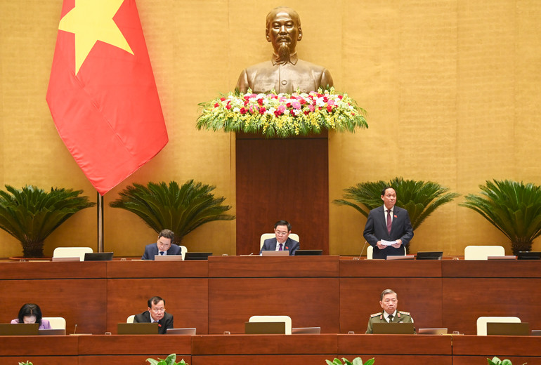 Phó Chủ tịch Quốc hội Trần Quang Phương điều hành phiên thảo luận sáng 25/10. (Ảnh: DUY LINH)