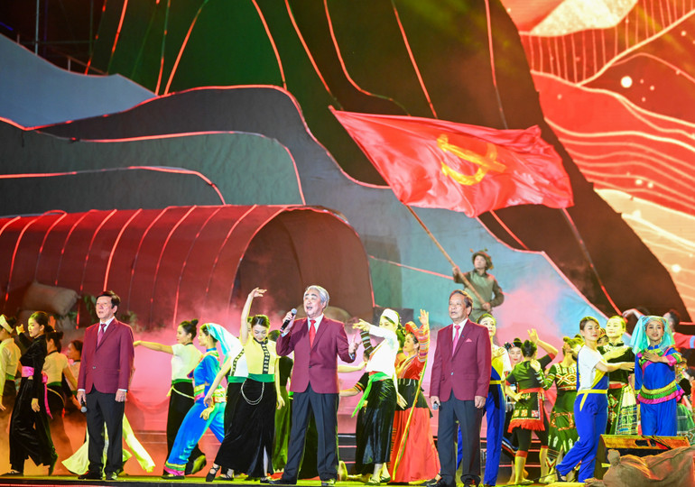 Tiết mục nghệ thuật tại chương trình.