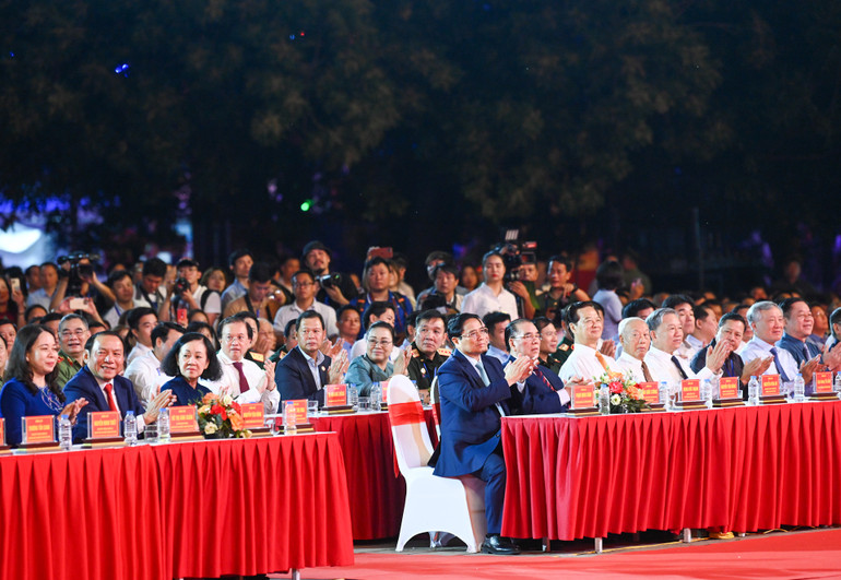 Lãnh đạo Đảng, Nhà nước tham dự chương trình.