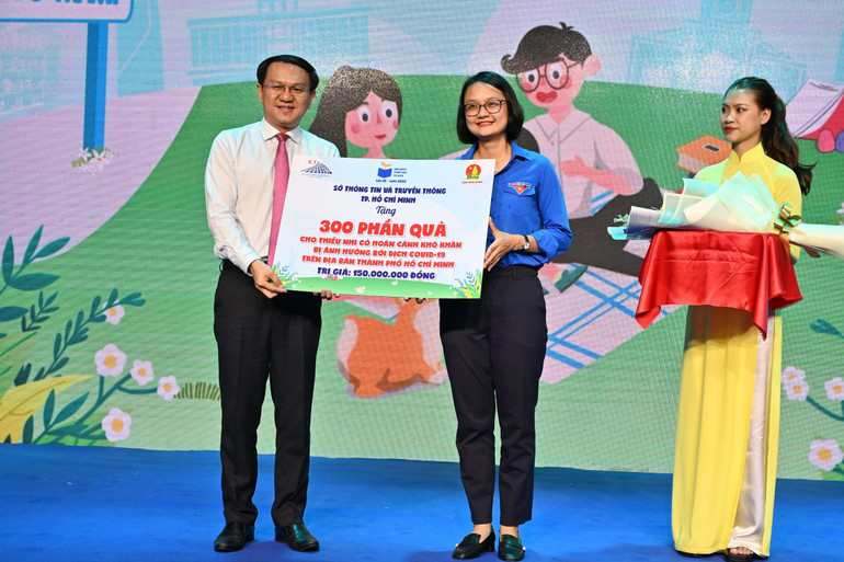 Lãnh đạo Sở Thông tin và Truyền thông TP Hồ Chí Minh trao biểu trưng tặng 300 phần quà cho các em thiếu nhi có hoàn cảnh khó khăn. Lãnh đạo Sở Thông tin và Truyền thông TP Hồ Chí Minh trao biểu trưng tặng 300 phần quà cho các em thiếu nhi có hoàn cảnh khó khăn.