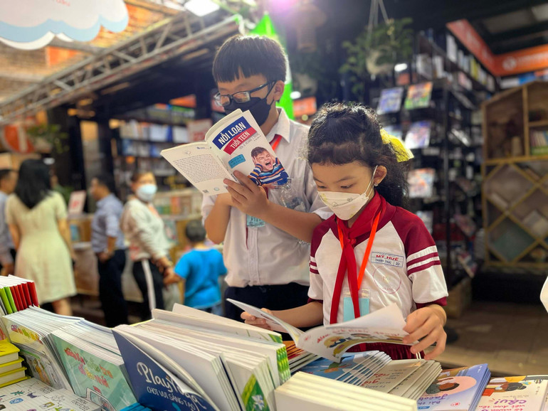Độc giả nhí đọc sách tại Hội sách thiếu nhi. Độc giả nhí đọc sách tại Hội sách thiếu nhi.