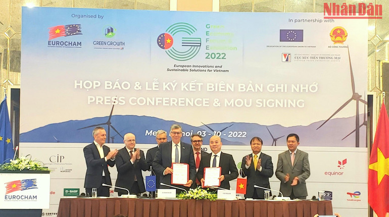 Ký kết hợp tác giữa Cục Xúc tiến thương mại (Vietrade) và EuroCham về việc đồng tổ chức GEFE 2022 và tăng cường liên kết giữa cộng đồng doanh nghiệp Việt Nam và châu Âu. (Ảnh: TRUNG HƯNG)