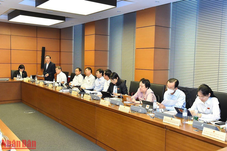 Quang cảnh buổi thảo luận tại Tổ 2 sáng 3/11. (Ảnh: THỦY NGUYÊN)